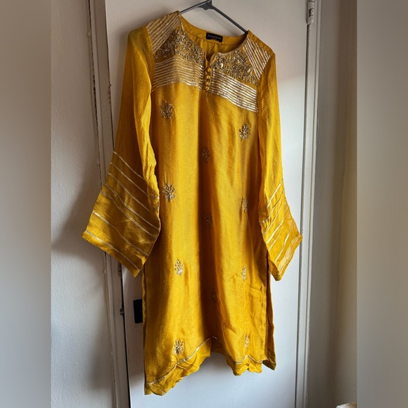 Agha noor small yellow outfit Pakistani - Picture 2 of 5
